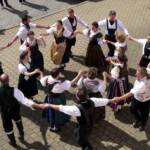 Offene Tanzen und Singen in der Nähe des Marktplatzes von Elbogen