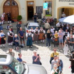 Passanten und Gäste des Offenen Tanzen und Singens in Elbogen