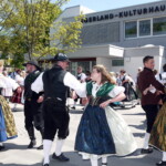 Offene Tanzen und Singen am Sonntag vor dem Egerland-Kulturhaus